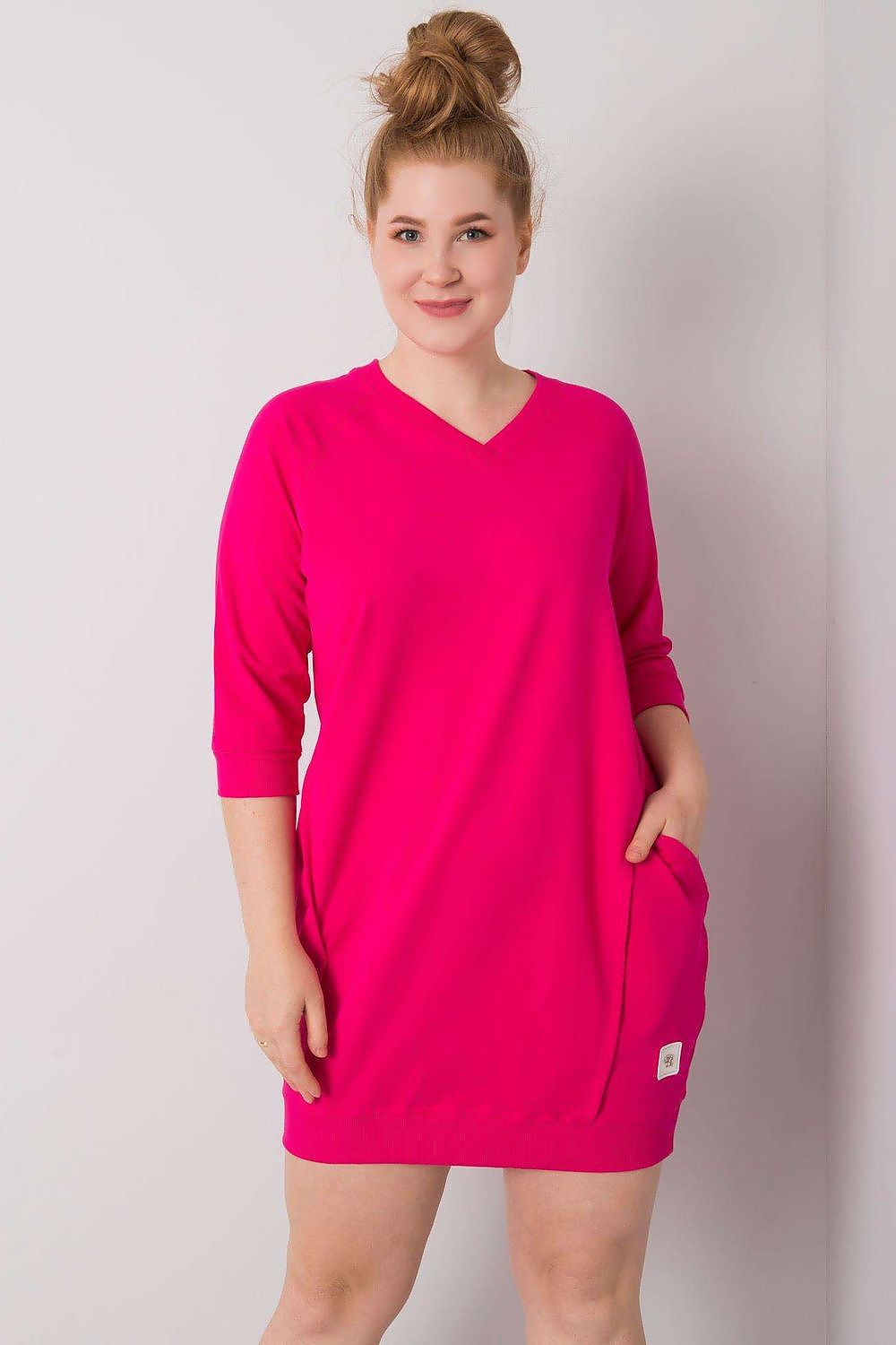 Damen Alltags Plus-Size Kleid mit V-Ausschnitt von Relevance pink Vorderseite