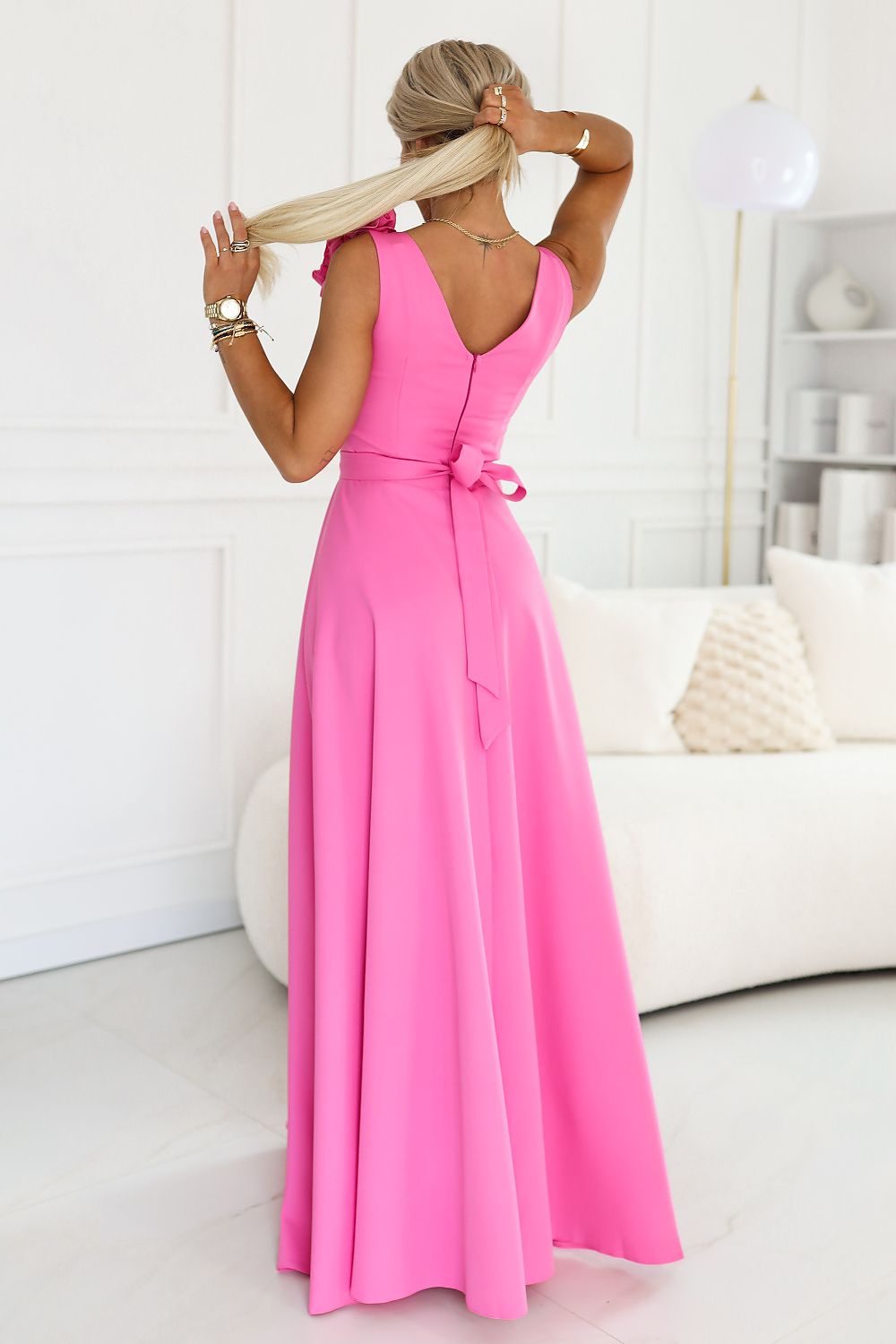 Damen Maxi-Kleid mit Schulterblume, V-Ausschnitt & Taillengürtel von Numoco pink Rückseite