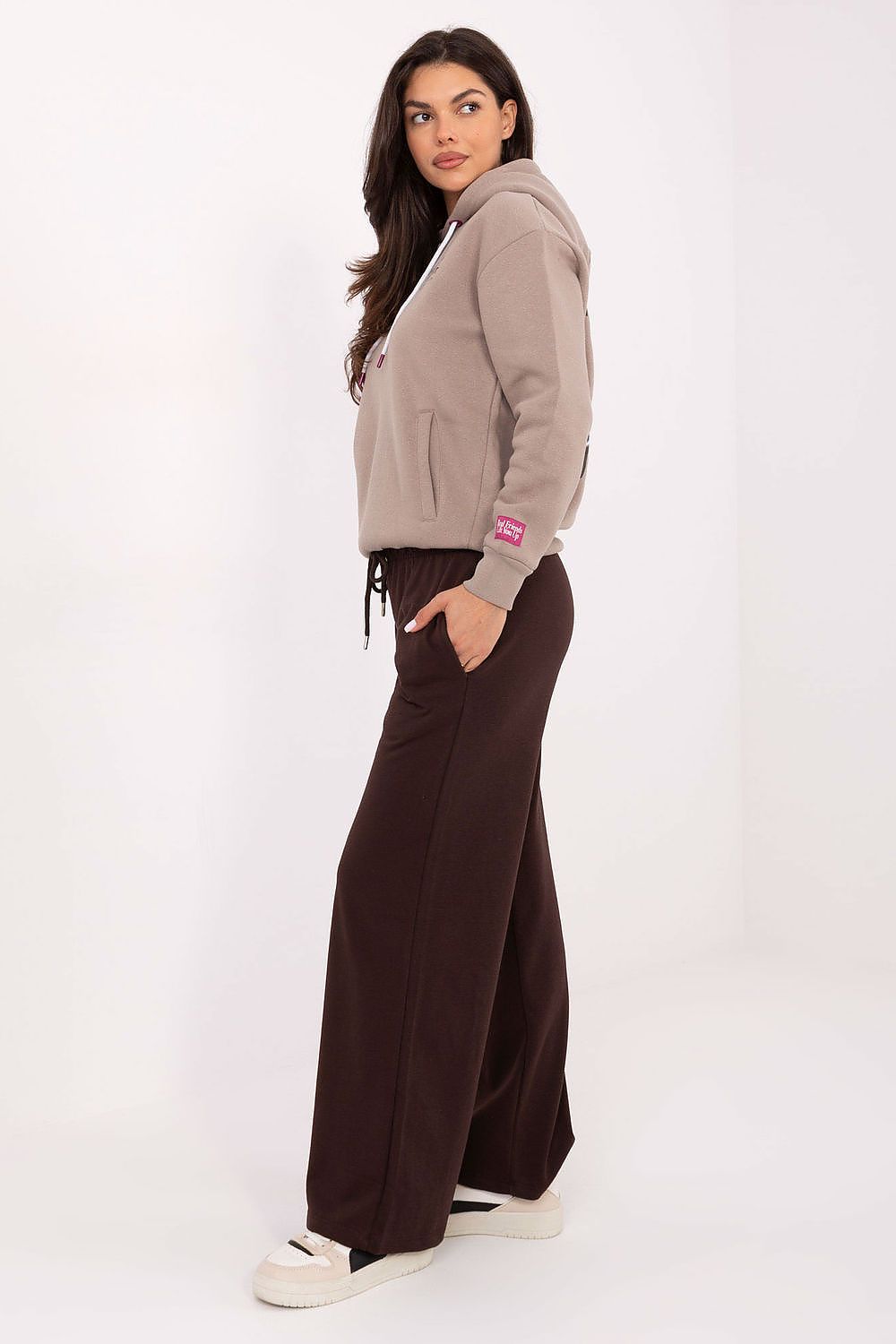 Damen Mid-Waist Jogginghose mit Taschen, gerader Schnitt von Relevance braun Seitenansicht