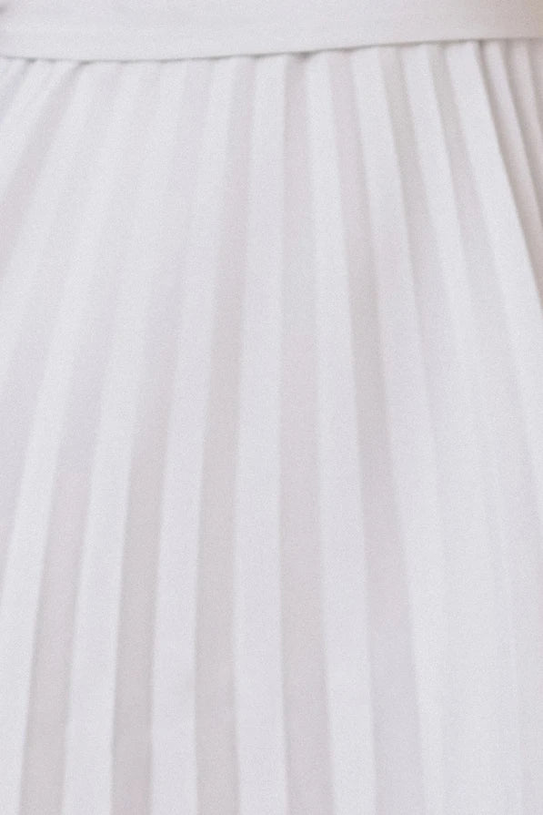 Damen Plisseekleid mit kurzen Ärmeln von Numoco weiß Ausschnitt