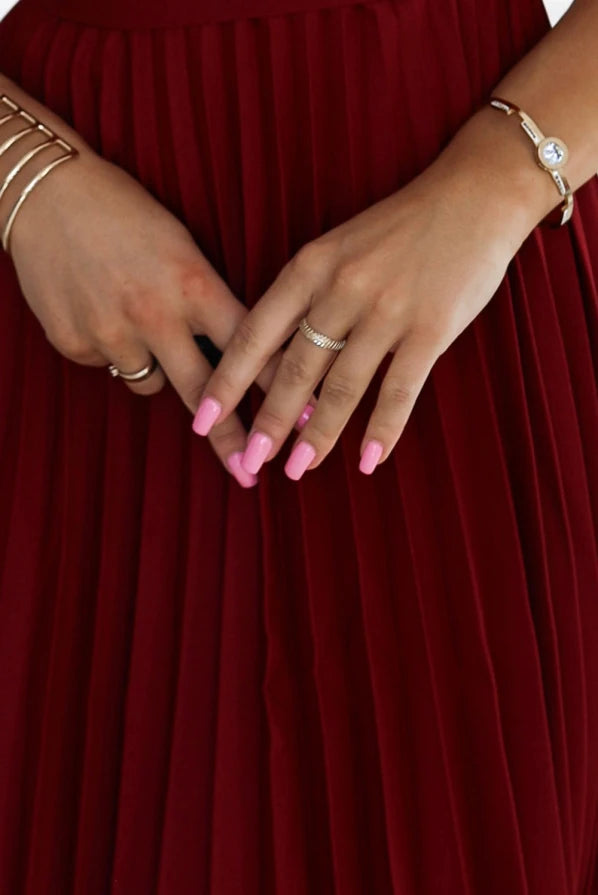 Damen Plisseekleid mit kurzen Ärmeln von Numoco weinrot Ausschnitt