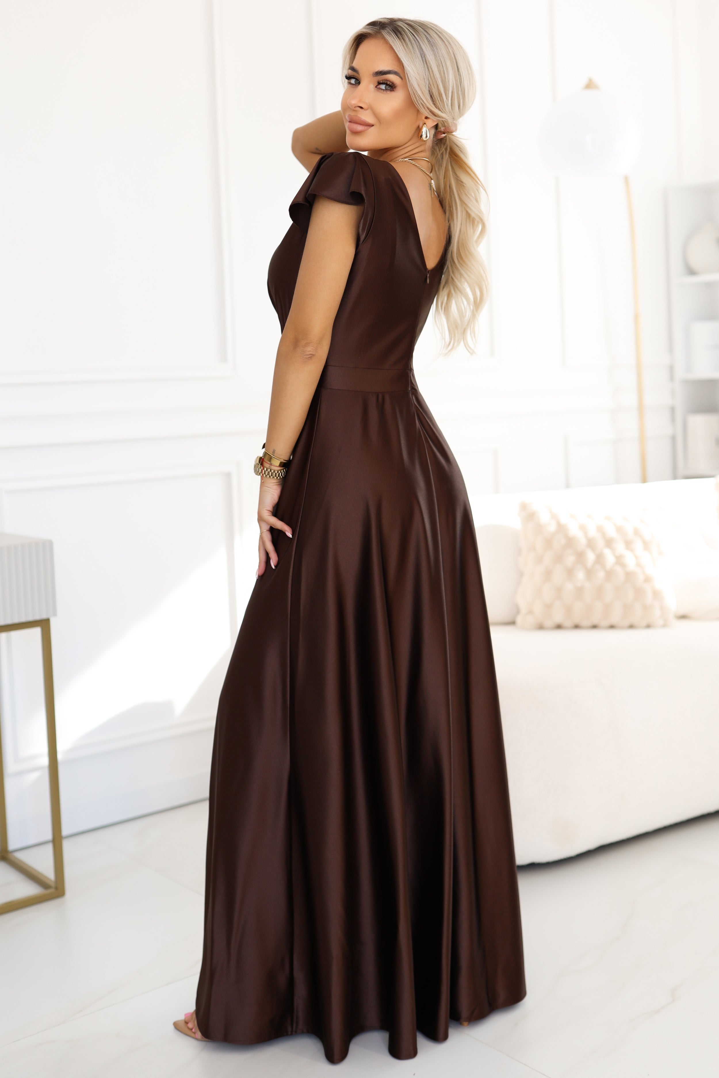 Damen Satin-Maxikleid Schokoladenbraun, Wickelausschnitt & Schmetterlingsärmel von Numoco braun Rückseite