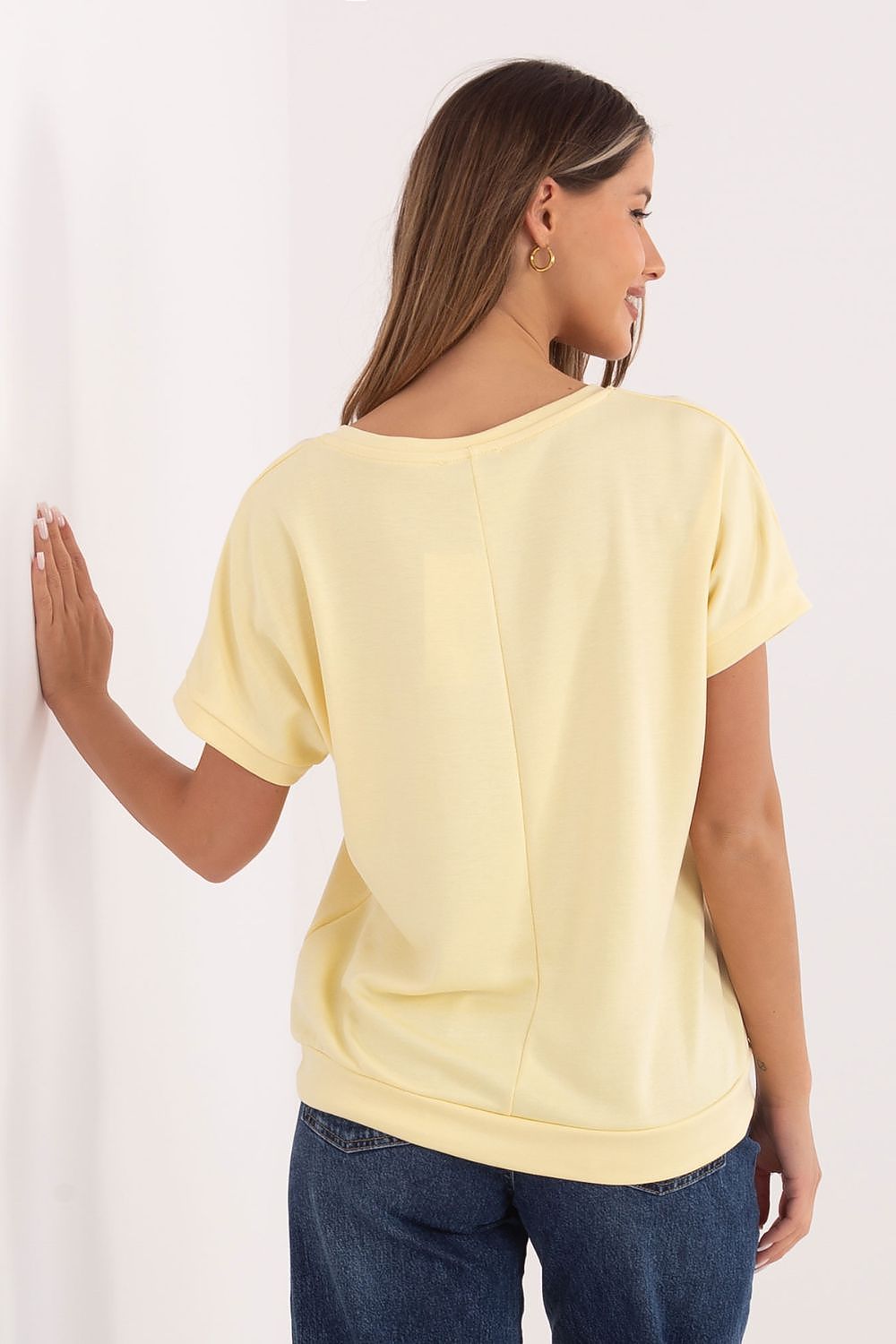 Damen Shirt mit V-Ausschnitt von Relevance gelb Rückseite