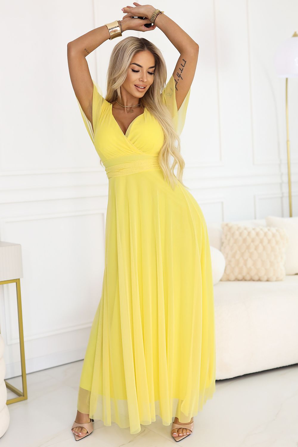 Damen Tüll Maxikleid NASTIA mit Surplice Ausschnitt von Numoco Basic gelb Vorderseite