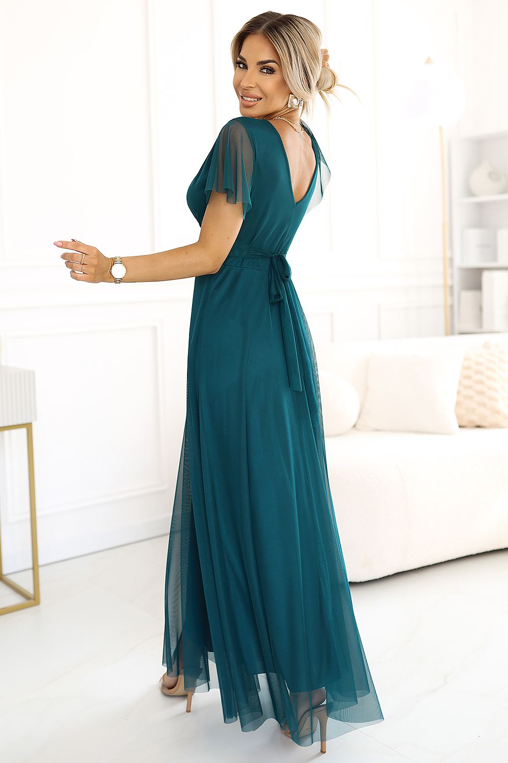 Damen Tüll Maxikleid NASTIA mit Surplice Ausschnitt von Numoco Basic grün Rückseite