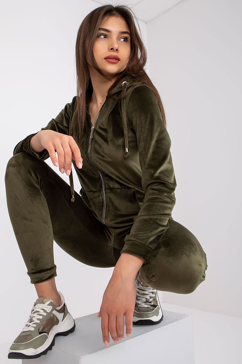 Damen Velour Anzug mit Kapuze Set von Relevance grün Vorderseite