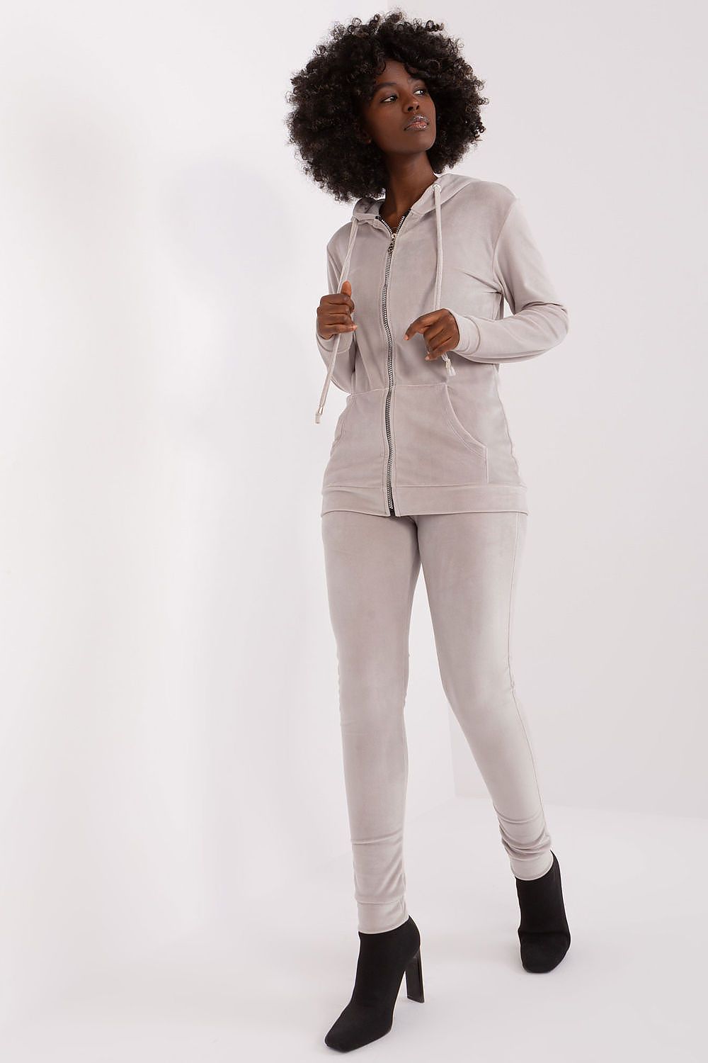 Damen Velour Anzug mit Kapuze Set von Relevance grau