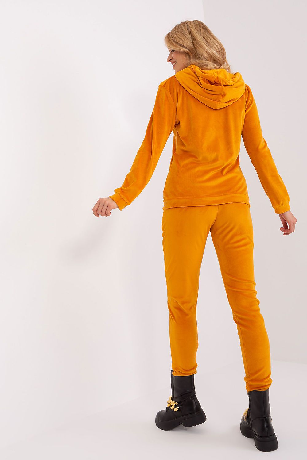 Damen Velour Anzug mit Kapuze Set von Relevance orange Rückseite