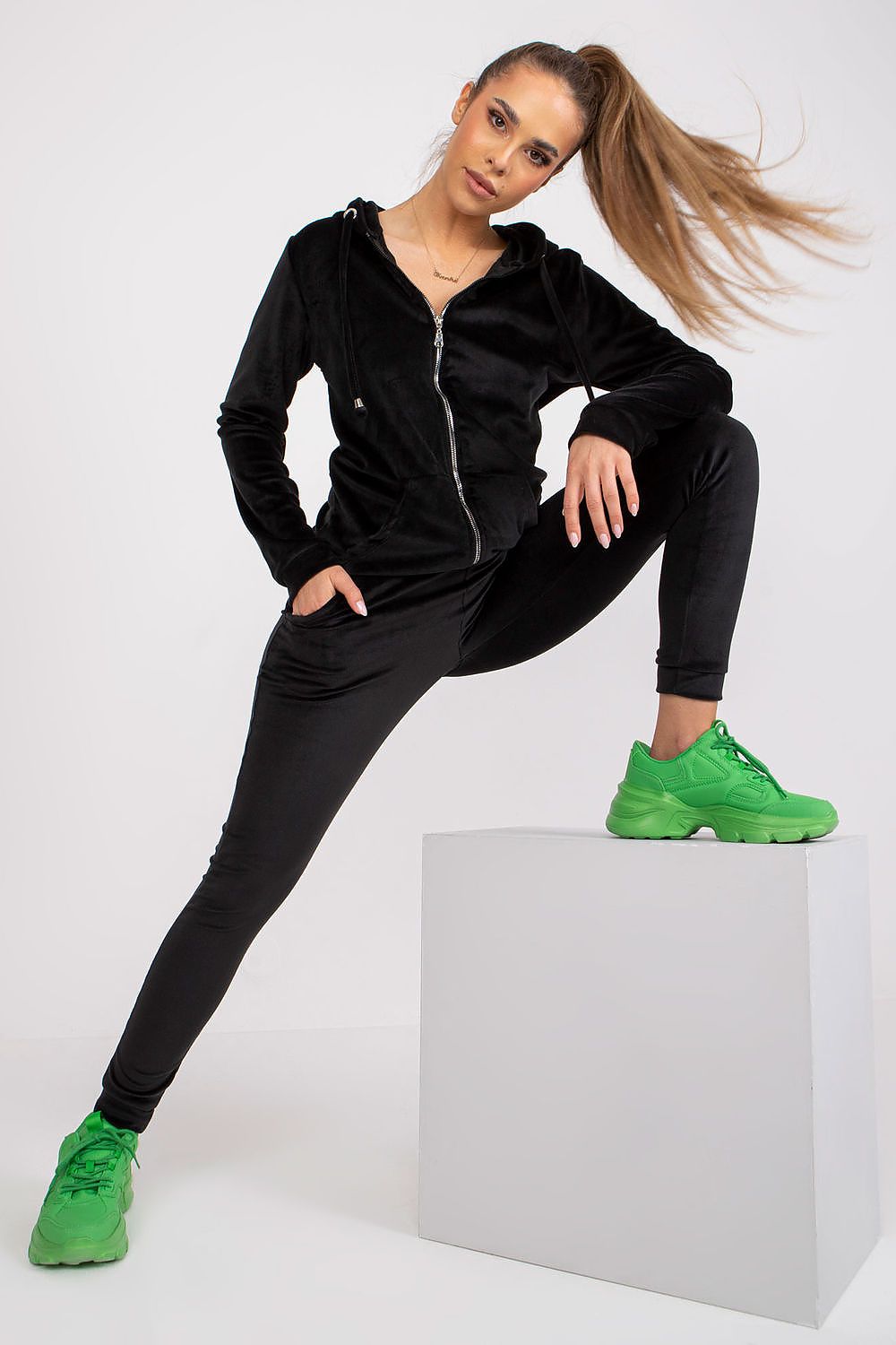 Damen Velour Anzug mit Kapuze Set von Relevance schwarz
