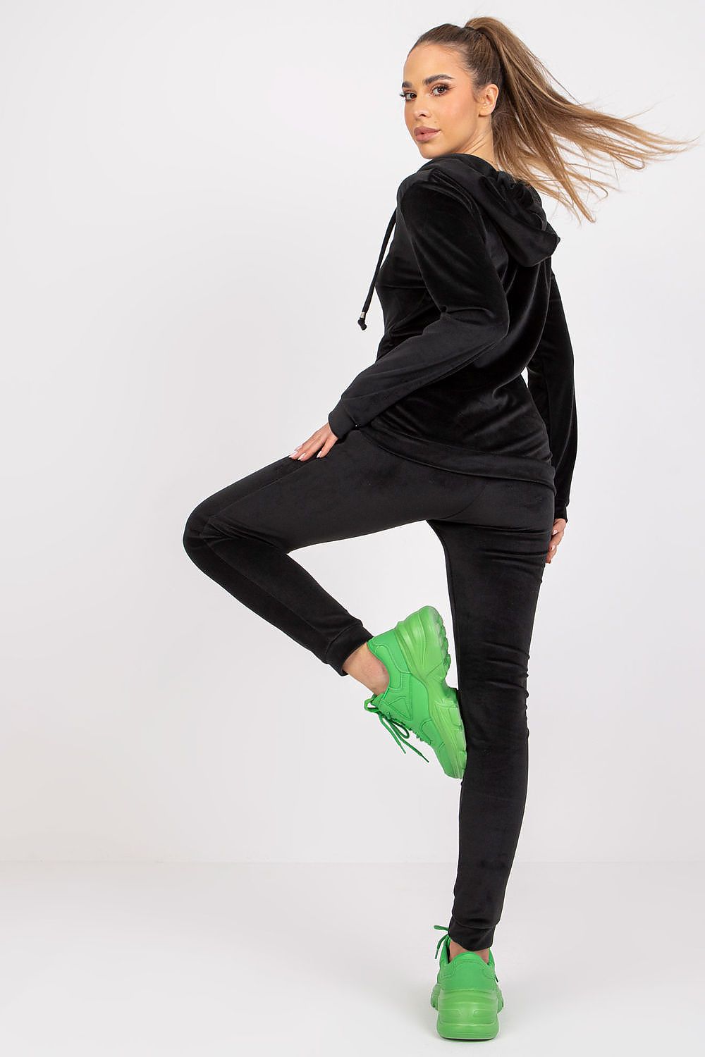 Damen Velour Anzug mit Kapuze Set von Relevance schwarz Rückseite