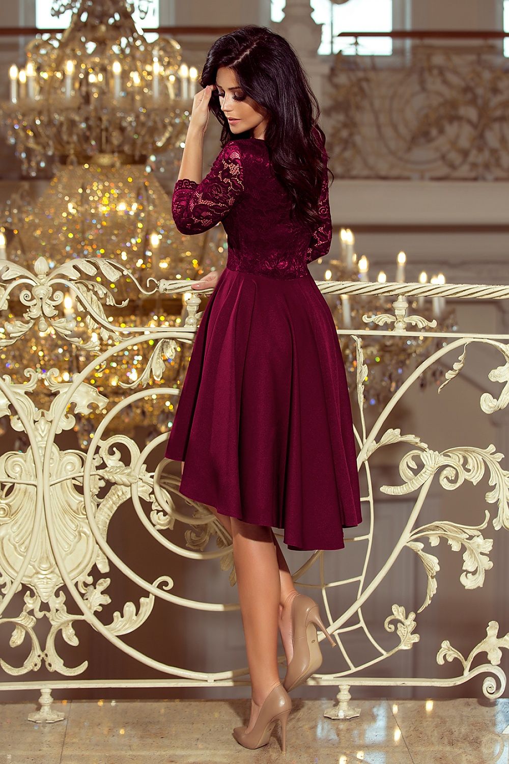 Damen asymetrisches Abendkleid mit Spitze von Numoco weinrot Rückseite