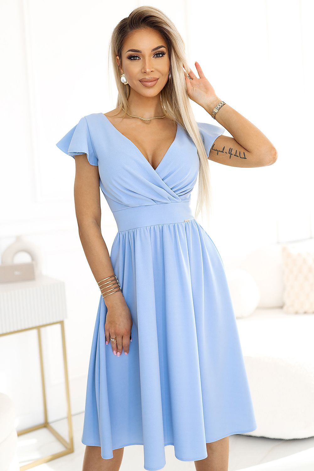 Damen elegantes kurzarm Kleid mit Surplice Ausschnitt von Numoco hellblau
