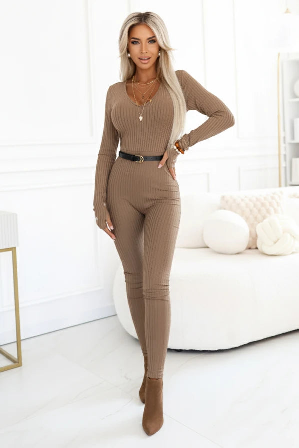 Damen gestreifter Jumpsuit, V-Ausschnitt, lange Ärmel mit Daumenloch von Numoco beige Outfit mit Gürtel