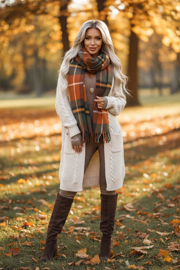 Damen gestreifter Jumpsuit, V-Ausschnitt, lange Ärmel mit Daumenloch von Numoco beige Outfit mit Schal