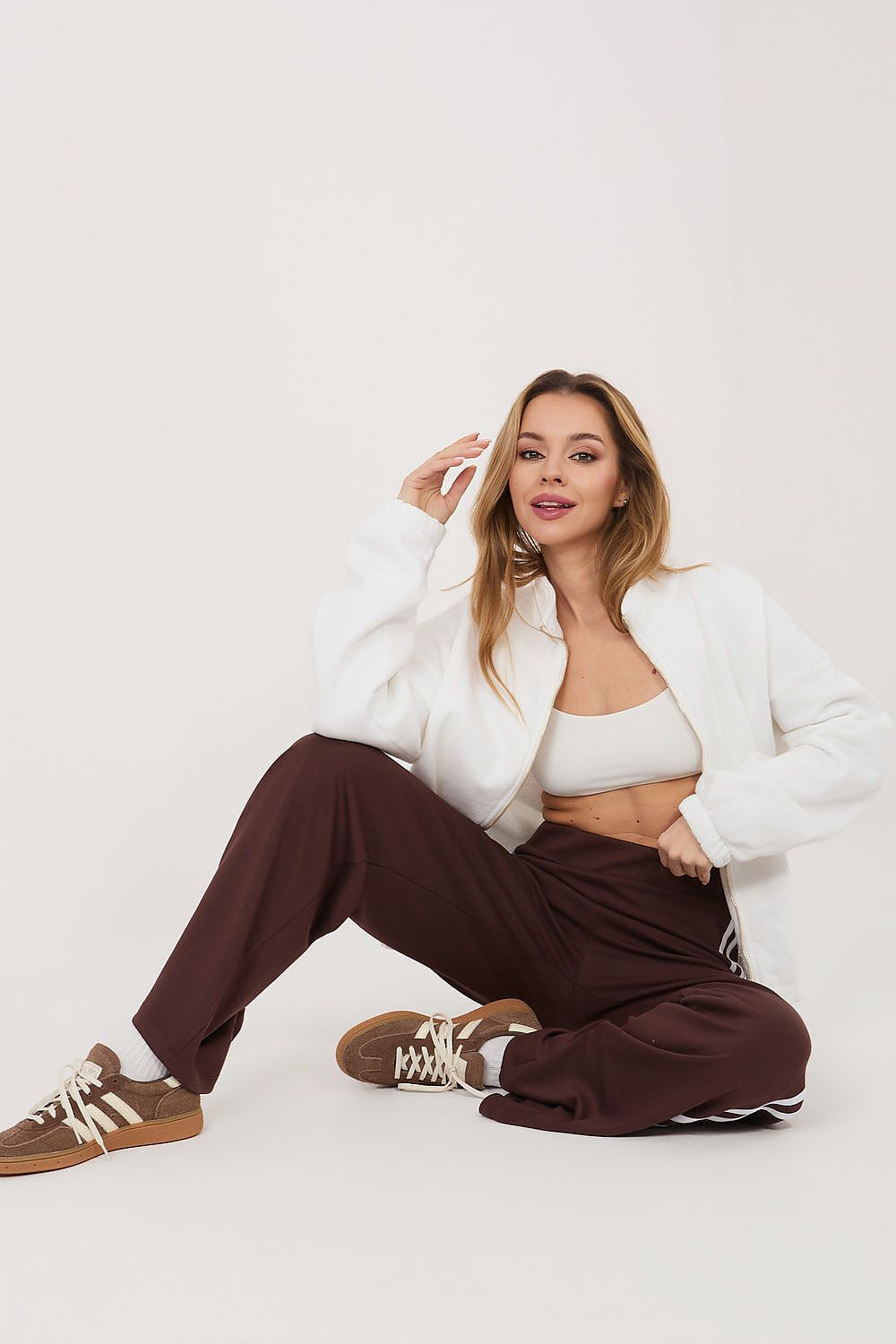 Damen lässige sportliche Hose von Relevance braun Vorderseite
