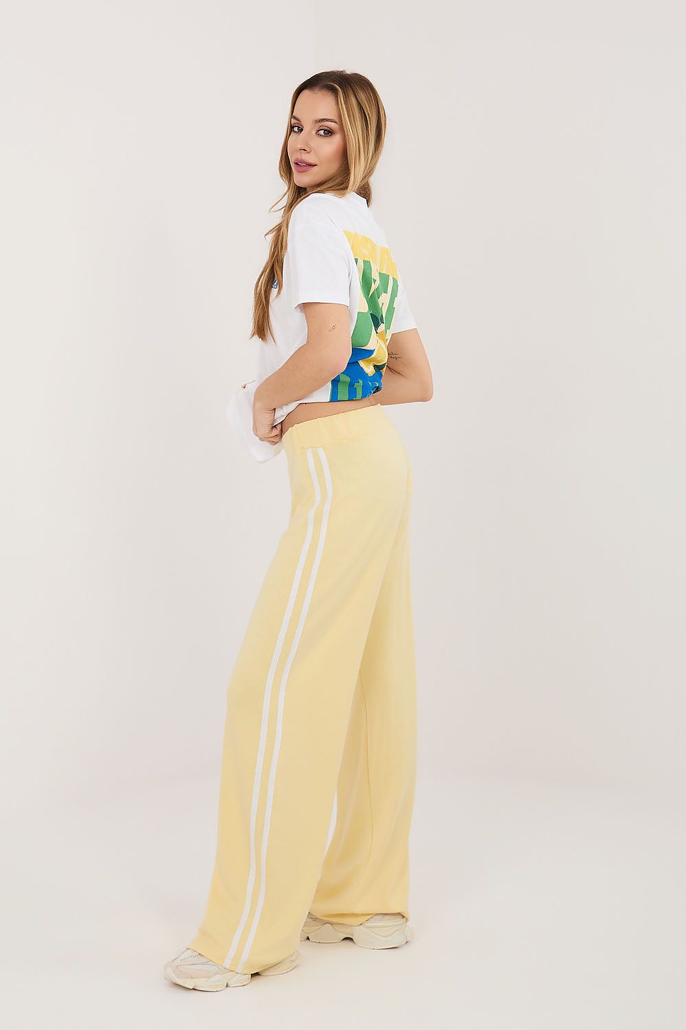Damen lässige sportliche Hose von Relevance gelb Seitenansicht