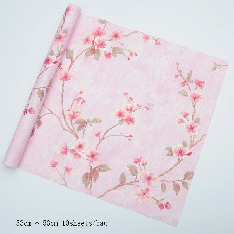 Geschenkpapier mit geprägten vergoldeten Blumen