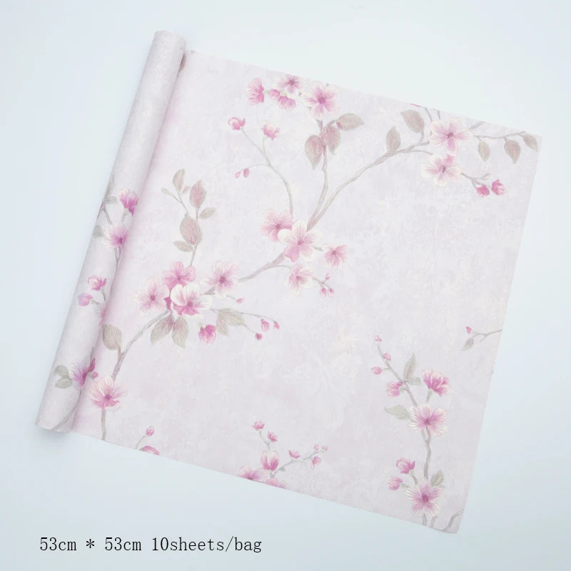 Geschenkpapier mit geprägten vergoldeten Blumen