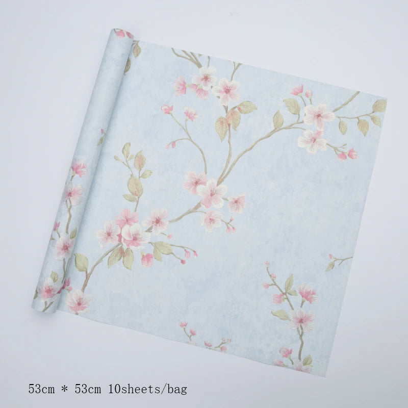 Geschenkpapier mit geprägten vergoldeten Blumen