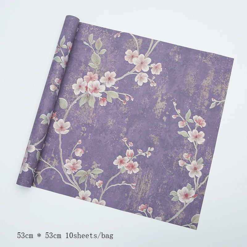 Geschenkpapier mit geprägten vergoldeten Blumen