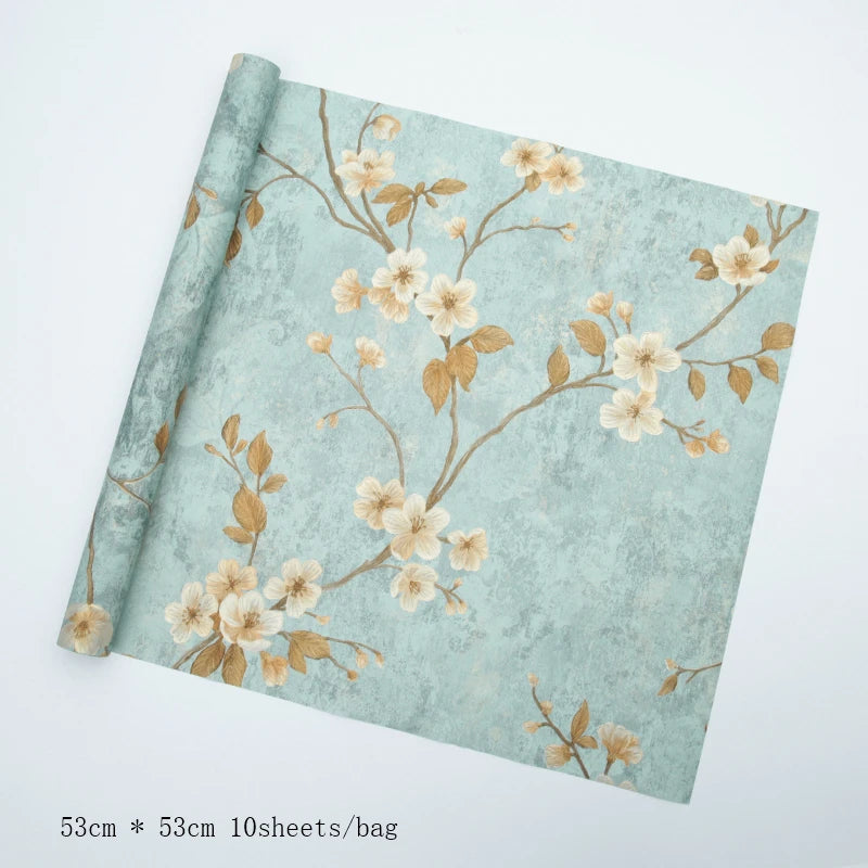 Geschenkpapier mit geprägten vergoldeten Blumen