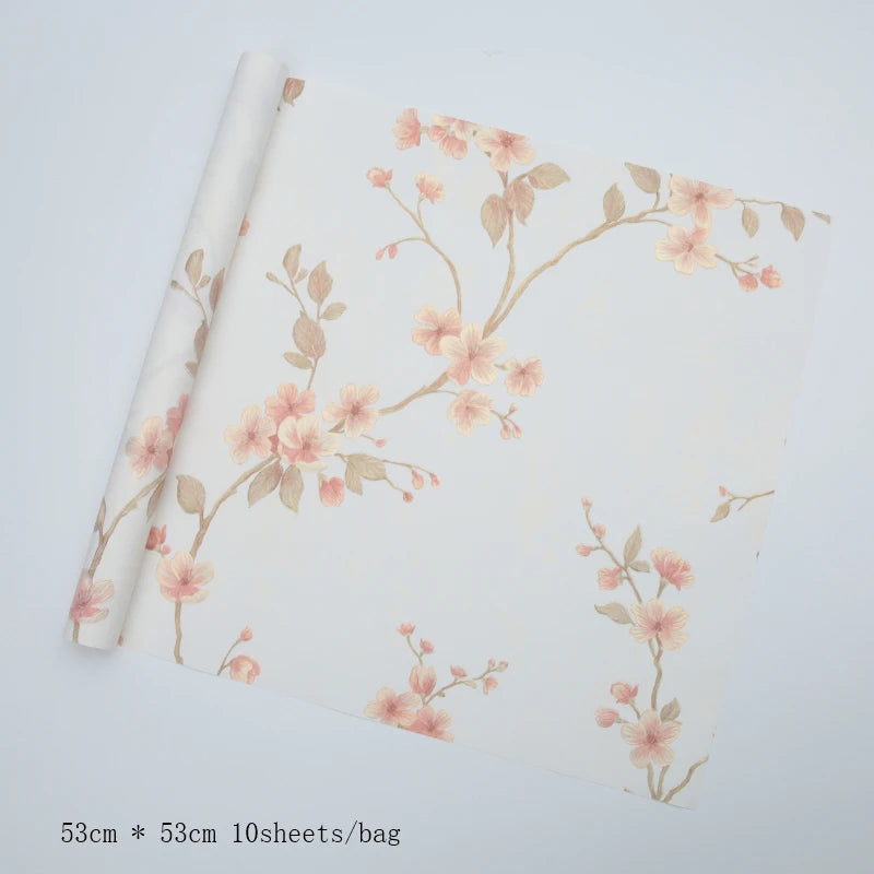 Geschenkpapier mit geprägten vergoldeten Blumen