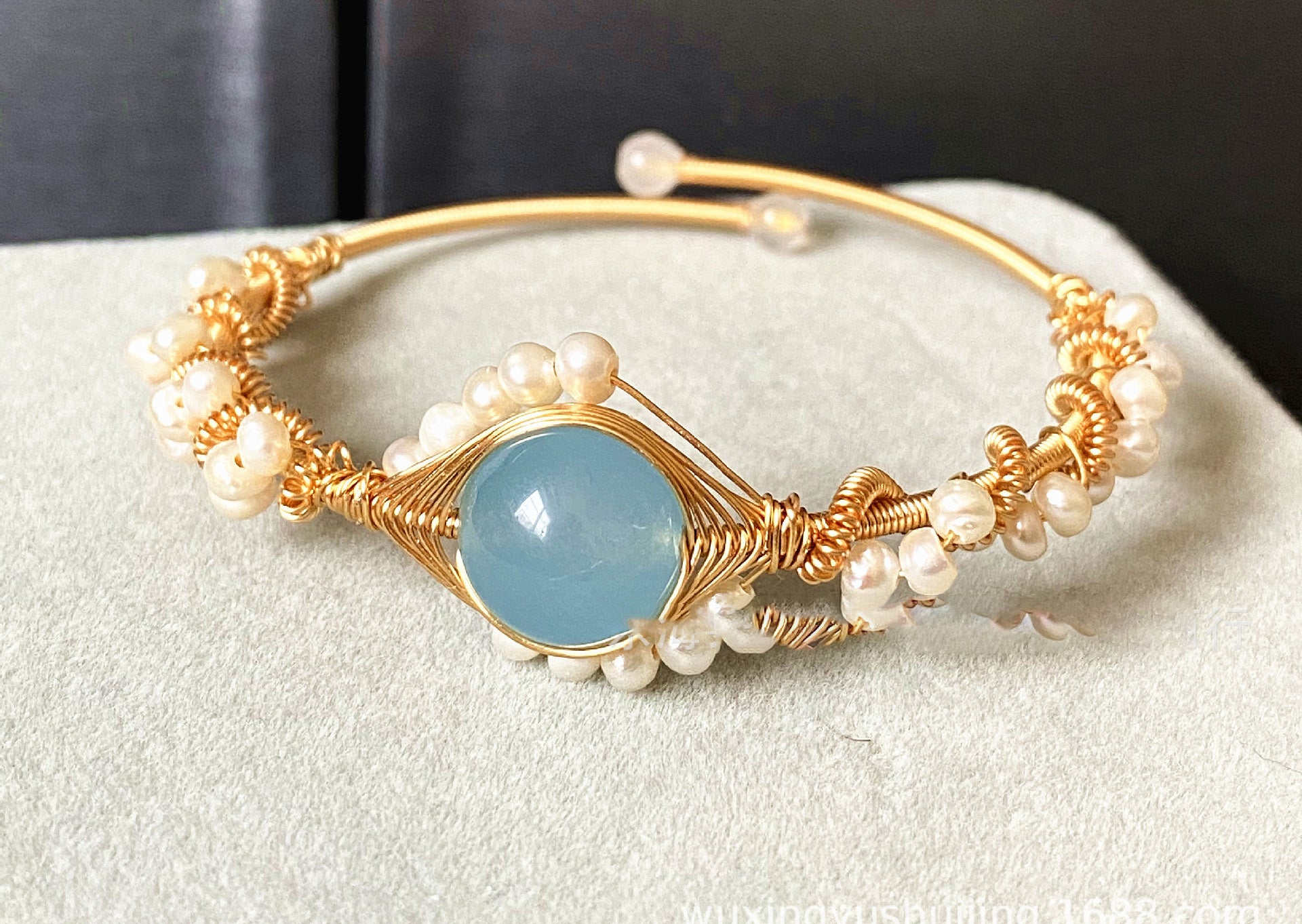 14 K Gold Umwickelt, Handgemachter Armreifen Hailan Baohai Sapphire, Natürliche weiße Perlen