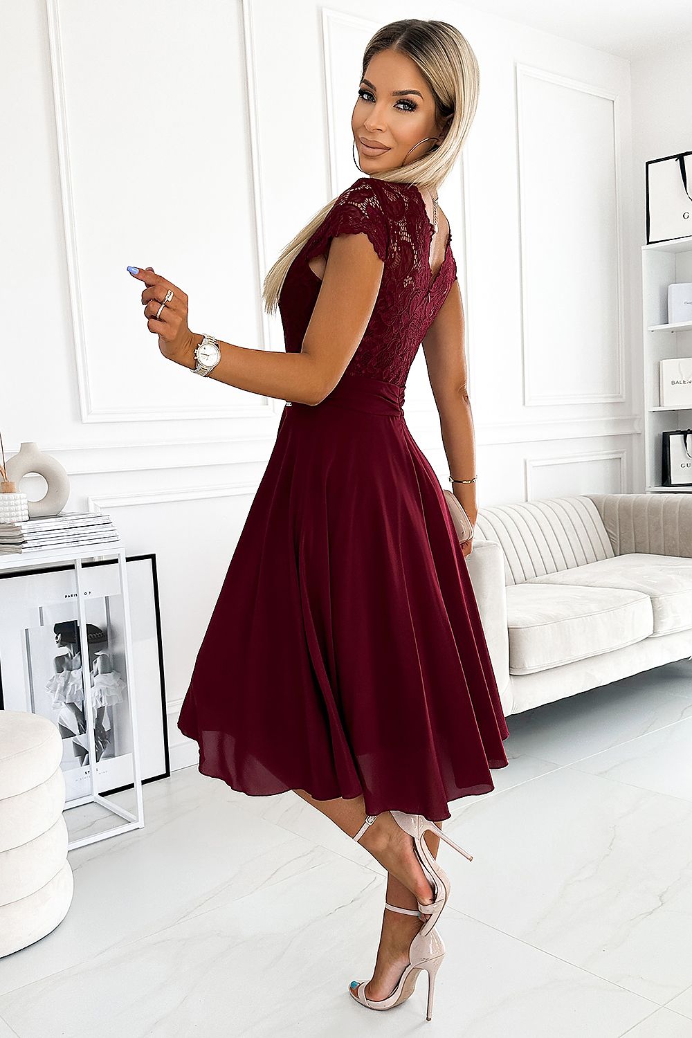 Damen Chiffonkleid Abendkleid mit Spitzenausschnitt von Numoco weinrot Seitenansicht