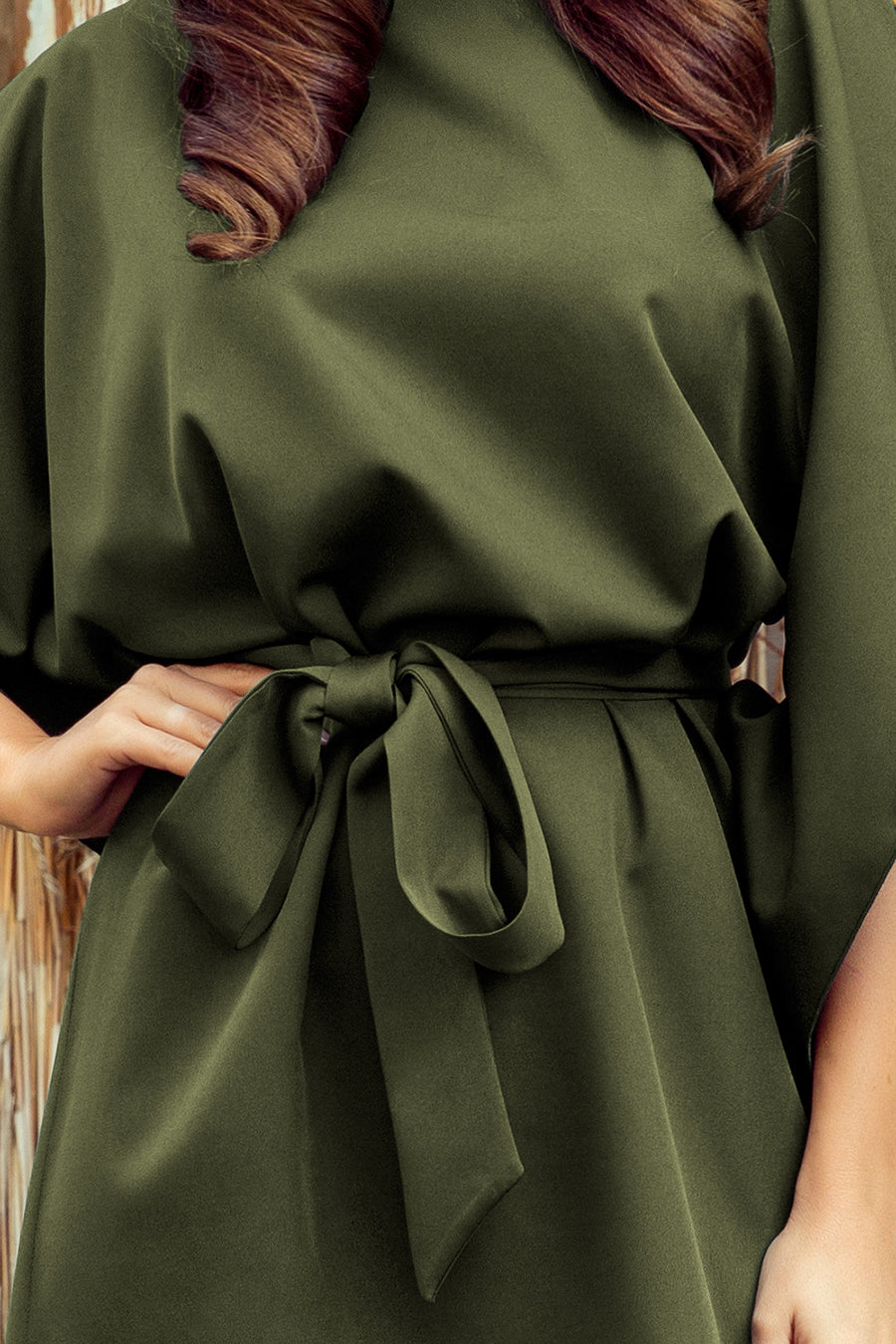 Damen Kleid Schmetterlingskleid Sofia von Numoco olivgrün Ausschnitt