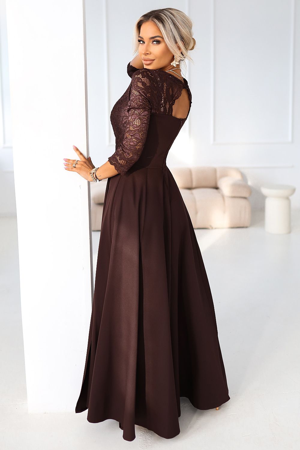 Damen Langes Abendkleid mit Spitze von Numoco braun Seitenansicht