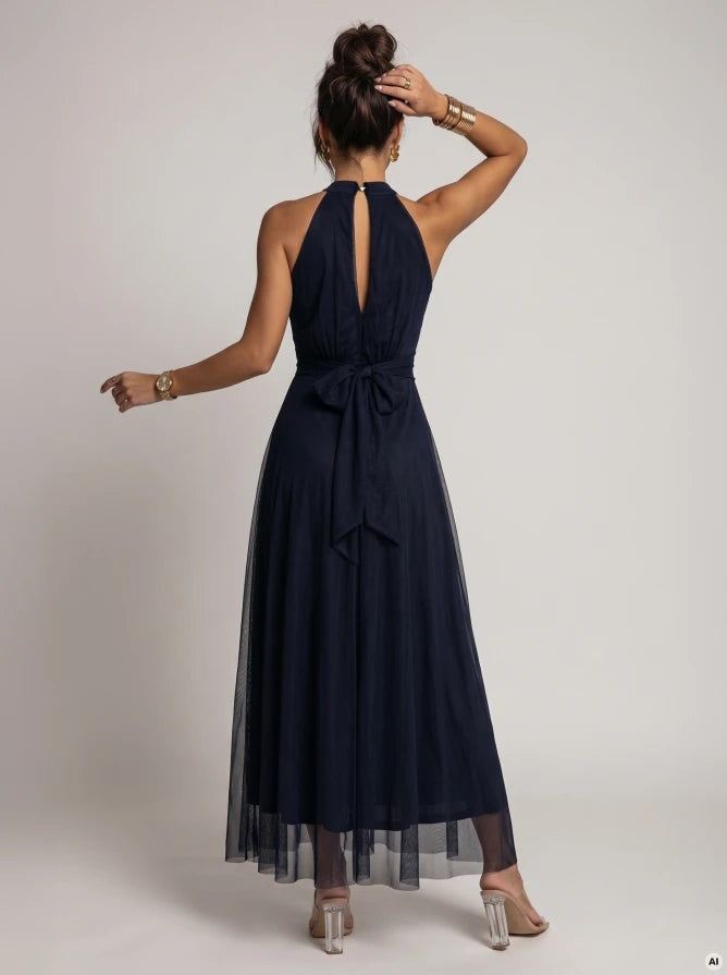 Damen Maxi-Kleid Neckholder, Taillenbindung & Tüllschicht Numoco Basic marineblau Quiet Luxury Outfit Rückenansicht