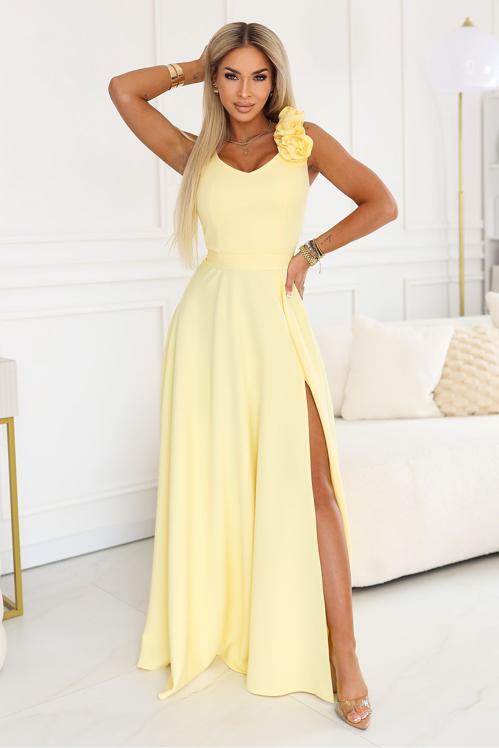 Damen Maxi-Kleid mit Schulterblume, V-Ausschnitt & Taillengürtel von Numoco gelb