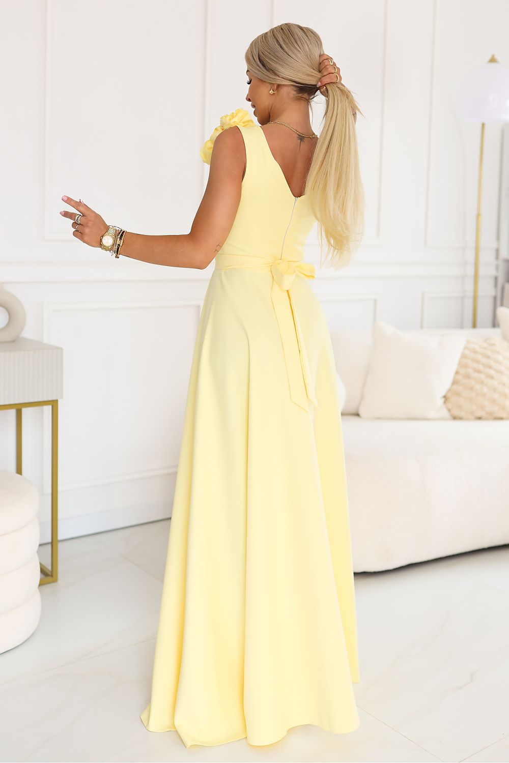 Damen Maxi-Kleid mit Schulterblume, V-Ausschnitt & Taillengürtel von Numoco gelb Rückseite