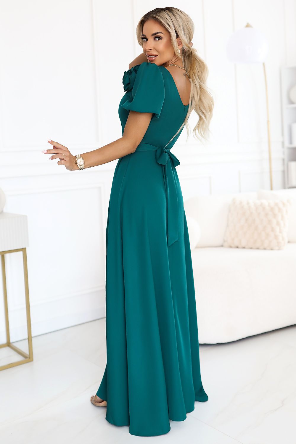 Damen Maxi Kleid Flaschengrün Herzausschnitt, abnehmbare Rose & Beinschlitz Numoco grün Rückansicht