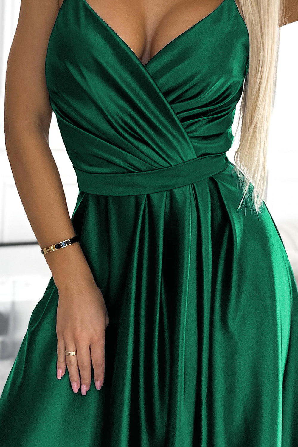 Damen Maxikleid aus Satin von Numoco grün Ausschnitt