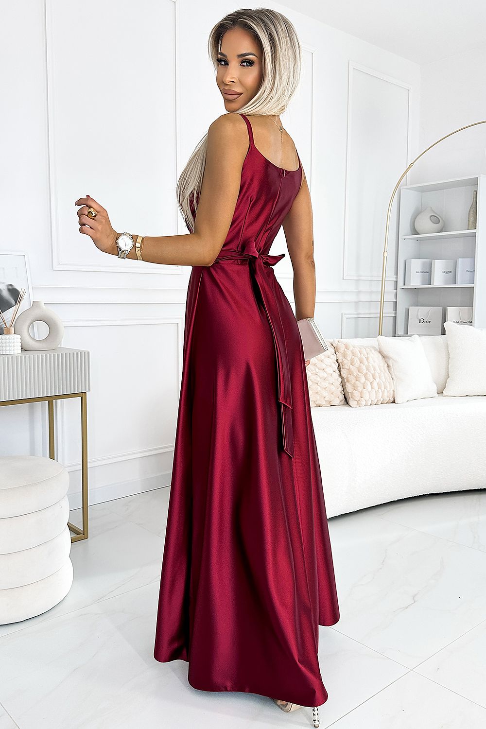 Damen Maxikleid aus Satin von Numoco weinrot Rückseite