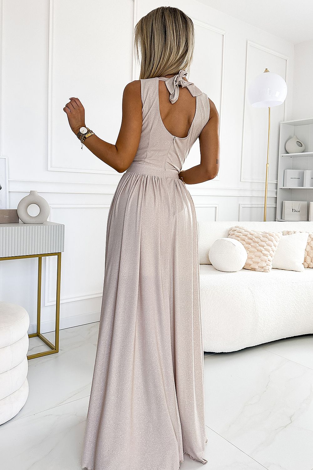 Damen Maxikleid mit Bindeband am Nacken von Numoco beige 2 Rückseite