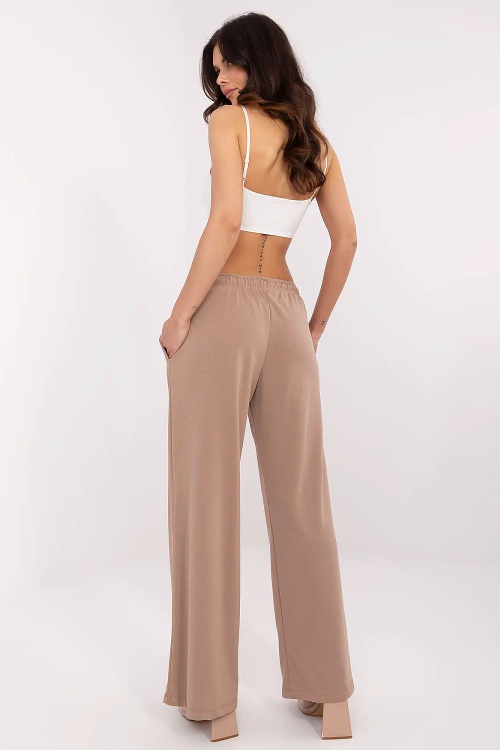Damen Mid-Waist Jogginghose mit Taschen, gerader Schnitt von Relevance beige Rückseite