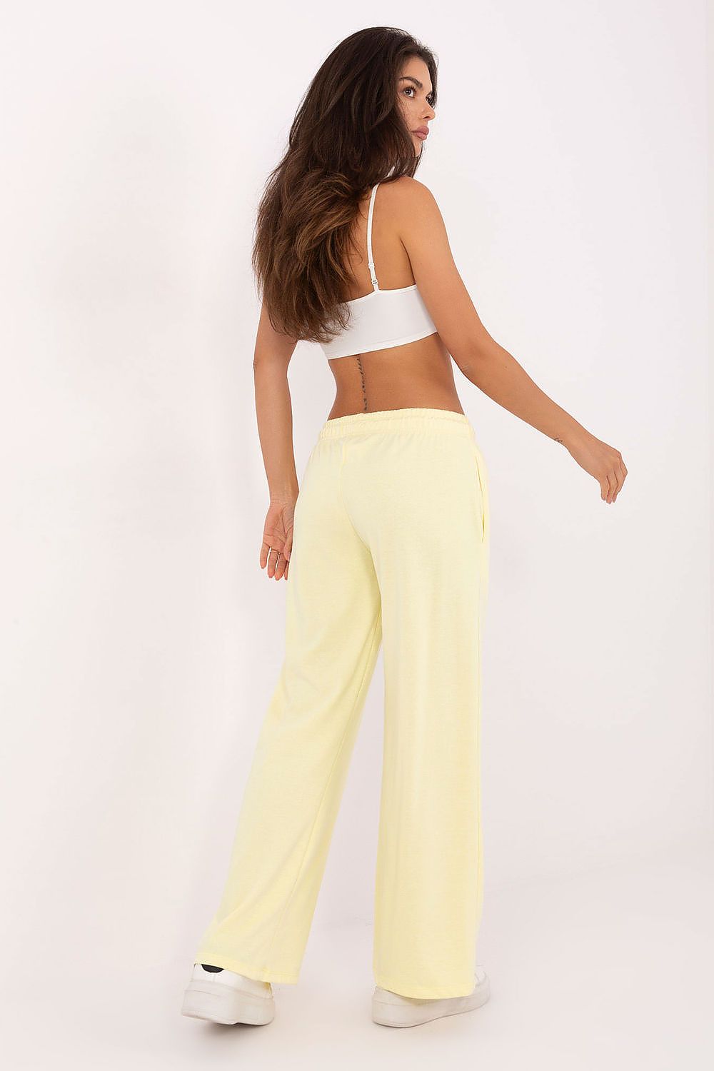 Damen Mid-Waist Jogginghose mit Taschen, gerader Schnitt von Relevance gelb Rückseite
