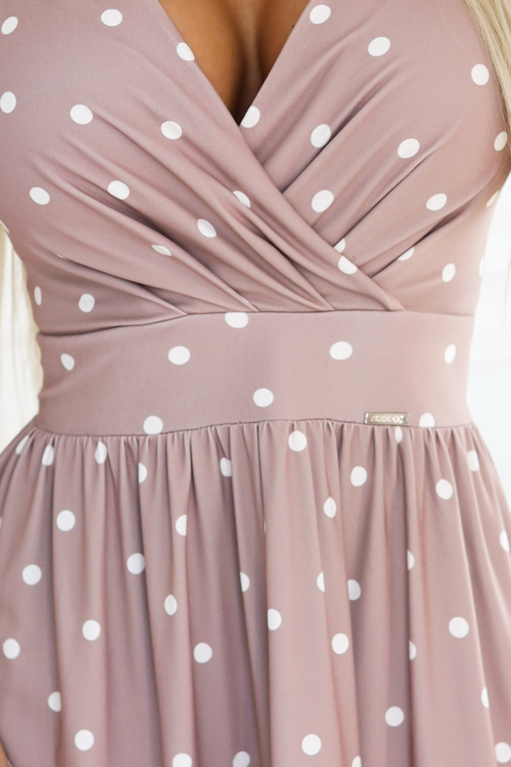 Damen Midi Alltagskleid mit Punktemuster und kurzen Volant Ärmel von Numoco beige Ausschnitt