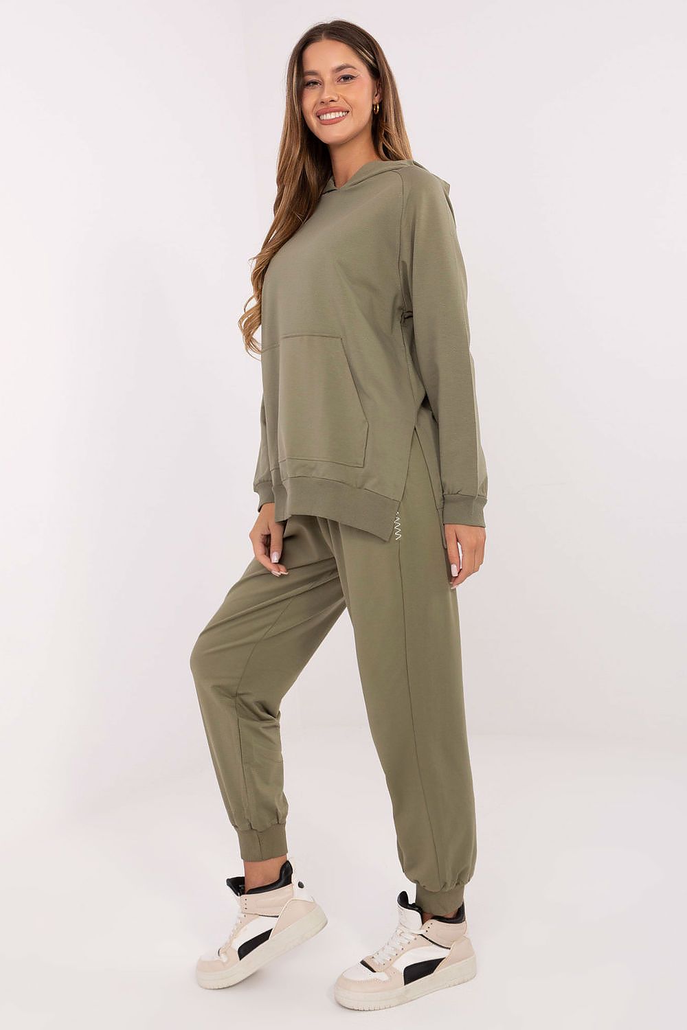 Damen Oversize Hoodie, Kängurutasche, Seitenschlitze & Baumwolle von Relevance olivgrün Seitenansicht