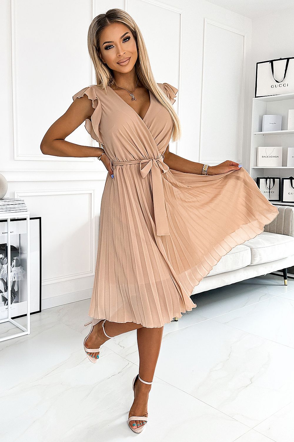 Damen Plissee Chiffonkleid mit Rüschenärmel von Numoco beige Vorderseite