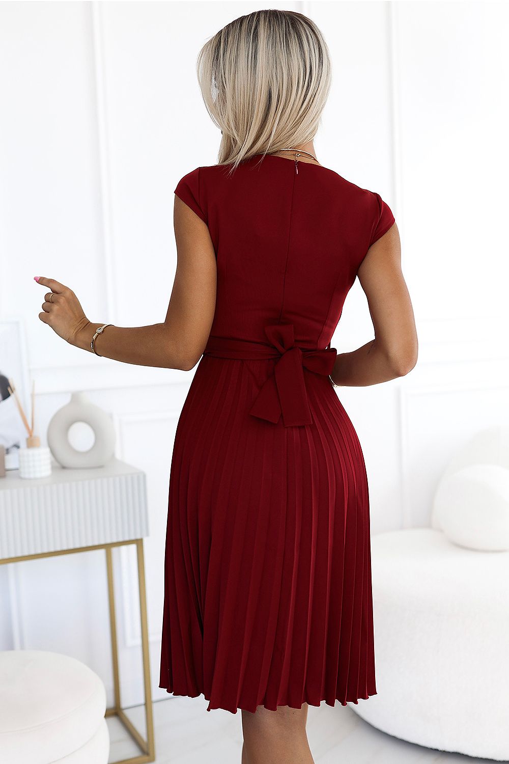 Damen Plisseekleid mit kurzen Ärmeln von Numoco weinrot Rückseite