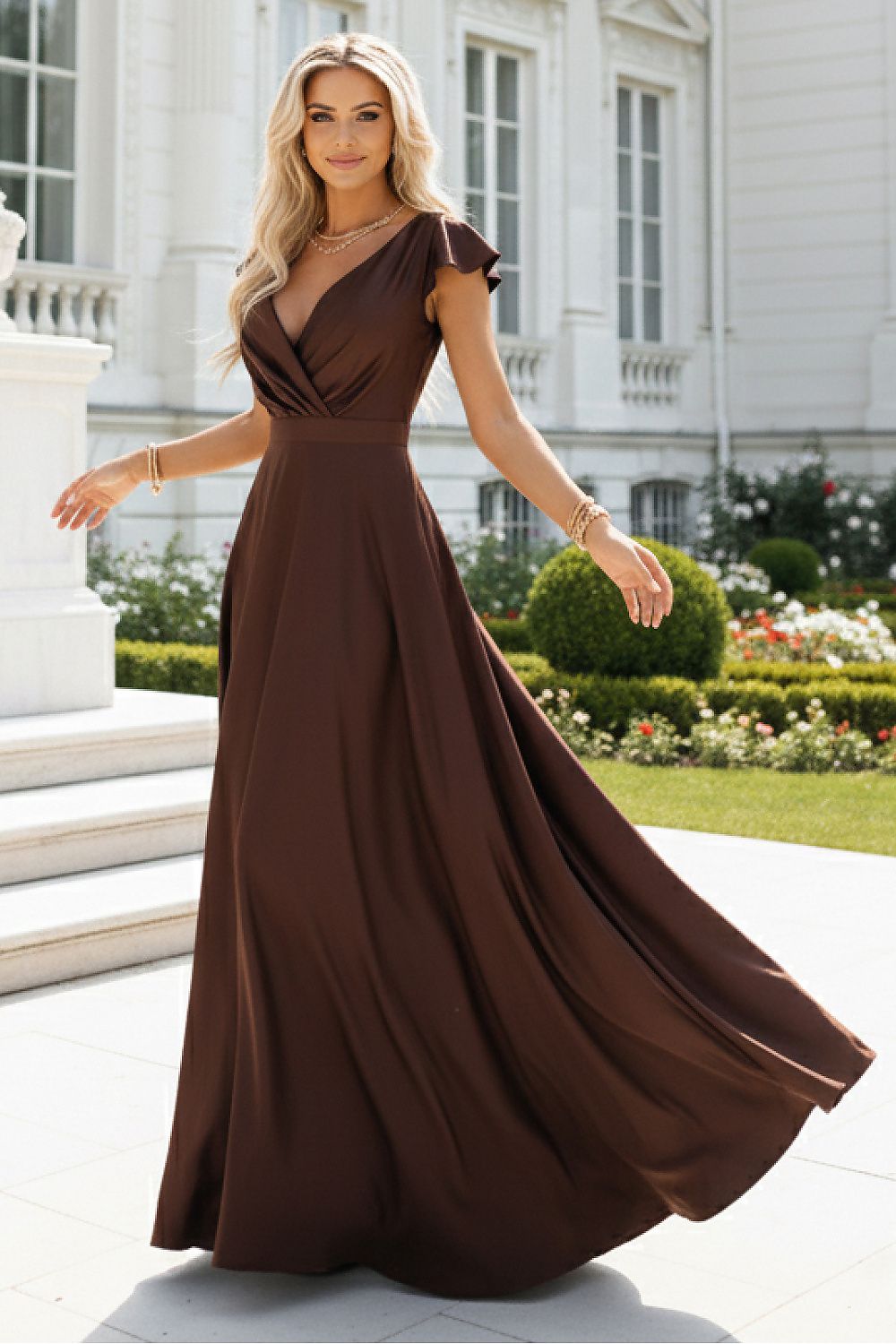 Damen Satin-Maxikleid Schokoladenbraun, Wickelausschnitt & Schmetterlingsärmel von Numoco braun Vorderseite