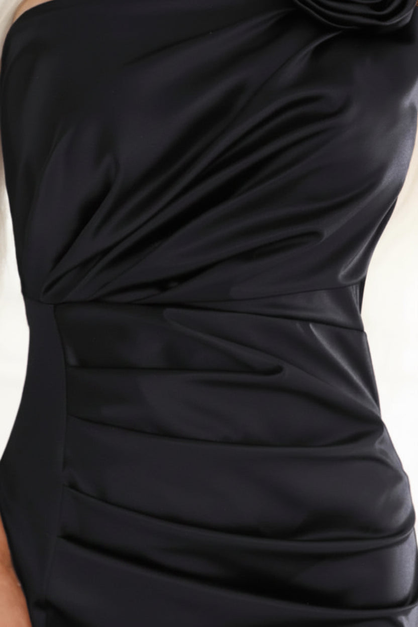 Damen Satin One Shoulder Maxikleid Numoco Basic Quiet Luxury Ausschnitt