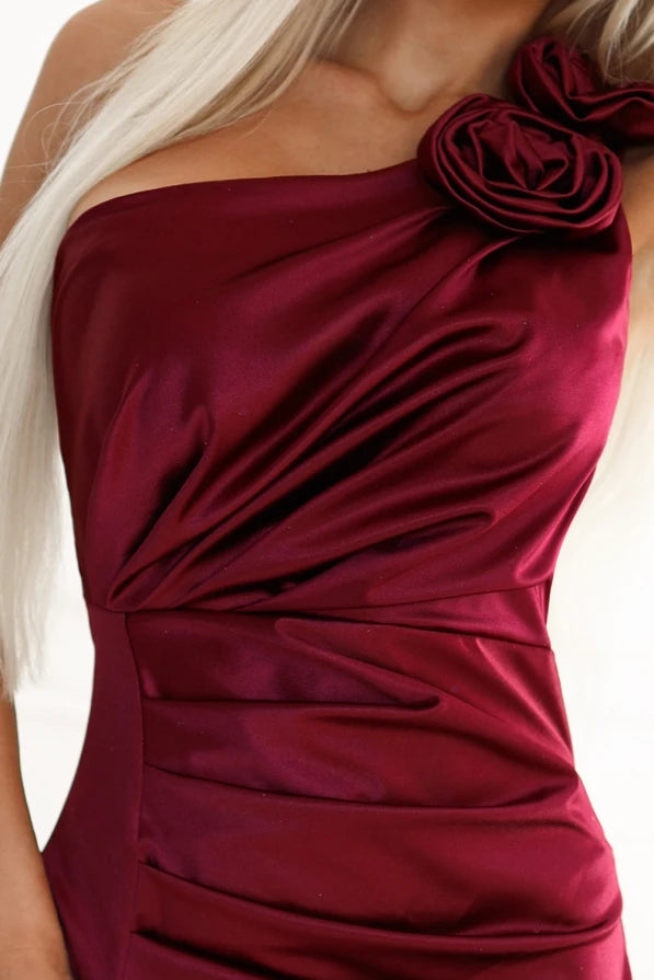 Damen Satin One Shoulder Maxikleid von Numoco weinrot Ausschnitt