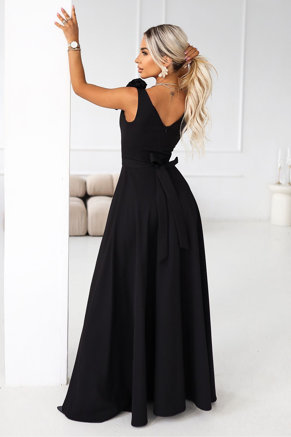 Damen Schwarzes Maxikleid 3D-Rose, V-Ausschnitt & Beinschlitz Numoco schwarz Rückseite