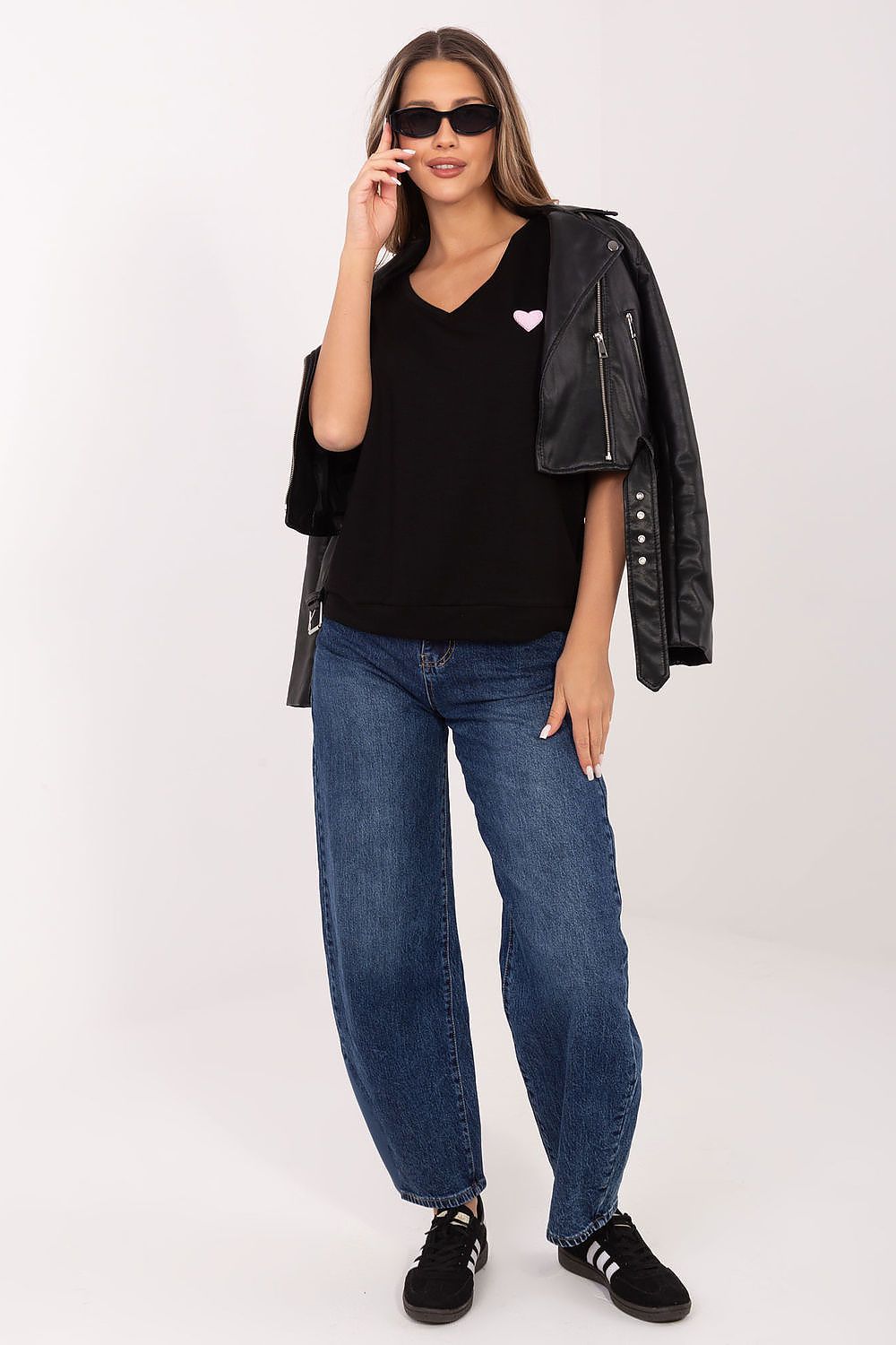Damen Shirt mit V-Ausschnitt von Relevance schwarz Vorderseite