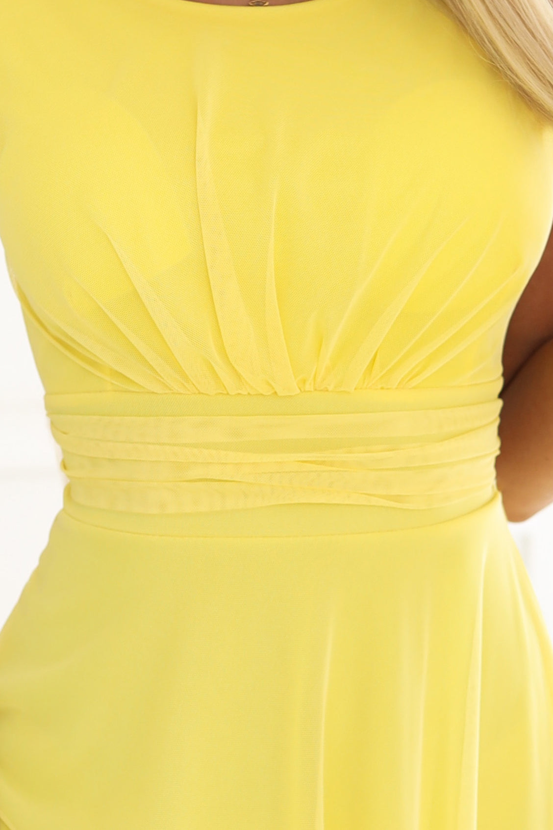 Damen Sommer Midi-Kleid, Rundhals-Ausschnitt & Schleifenband von Numoco Basic gelb Ausschnitt