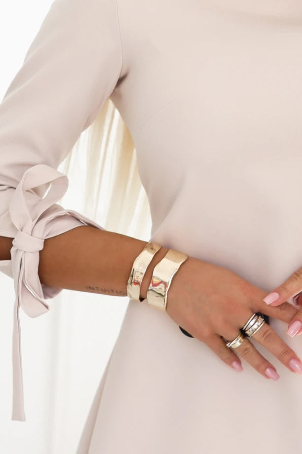 Damen Swing-Kleid Ausgestellt, Schleifen-Ärmel & Taillenband von Numoco beige Detail Ansicht